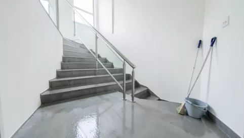Mycie klatki schodowej w bloku