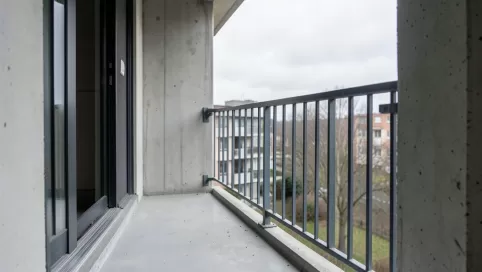 wysokość barierki balkonowej w bloku