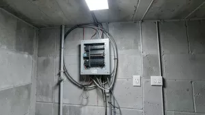 instalacja elektryczna w bloku z wielkiej płyty