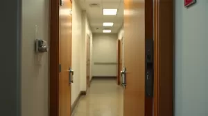 Jak zabezpieczyć drzwi w bloku