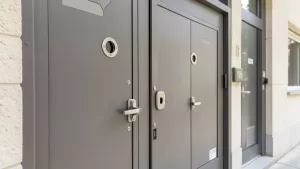 Przepisy ppoż w blokach drzwi wejściowe
